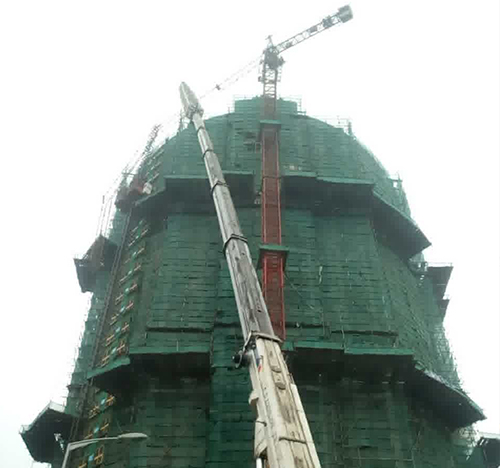 临沧吊车在工地上作业